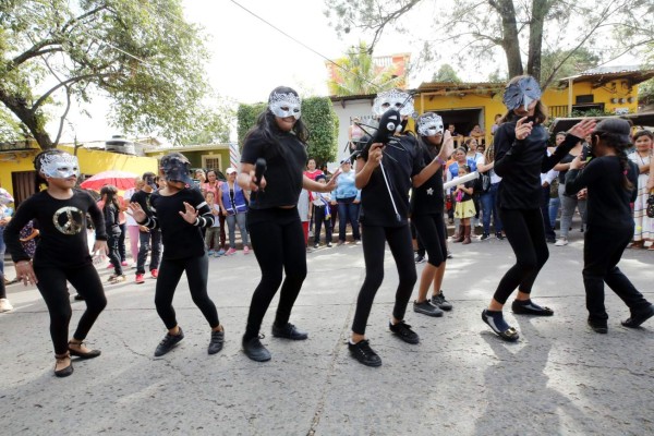 Pequeños piden cuidar el bosque y destacan valores morales en desfile