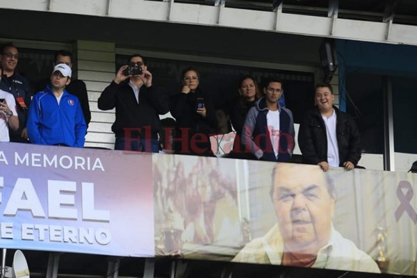 Las 10 fotos del emotivo homenaje a Rafael Ferrari en la final, el eterno presidente del Olimpia