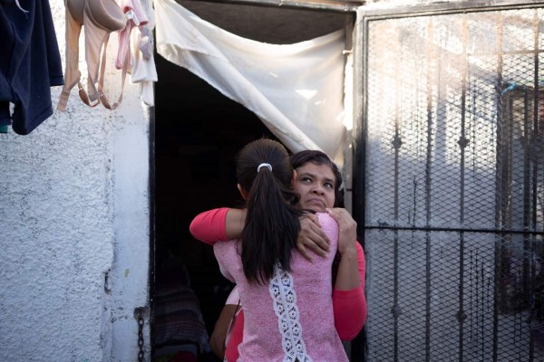 'Si me llamas y el teléfono suena apagado, es que ya estoy encerrada', le dice migrante salvadoreña a su hija&nbsp;&nbsp;