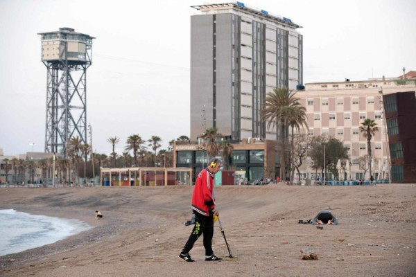 FOTOS: En Barcelona madrugan para nadar y hacer deporte en tiempos de pandemia