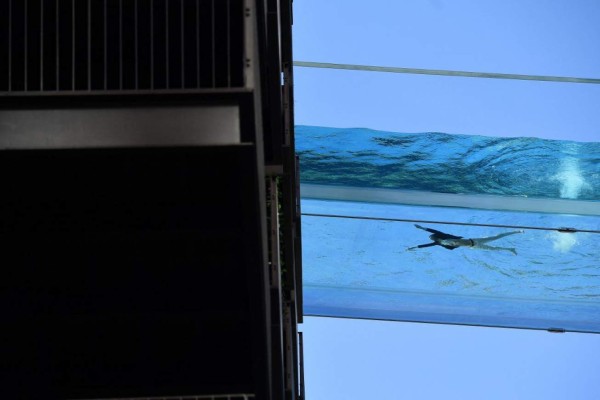 Sky Pool, la espectacular piscina transparente que además es un puente aéreo que une dos edificios (FOTOS)