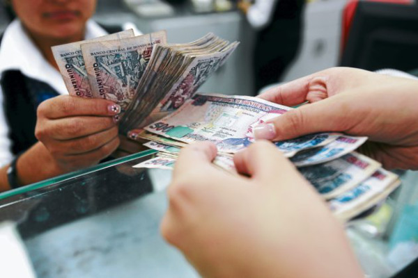 Préstamos en lempiras son más recomendables que en dólares
