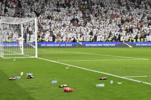 Catar se clasifica a su primera final de Copa de Asia entre una lluvia de zapatos