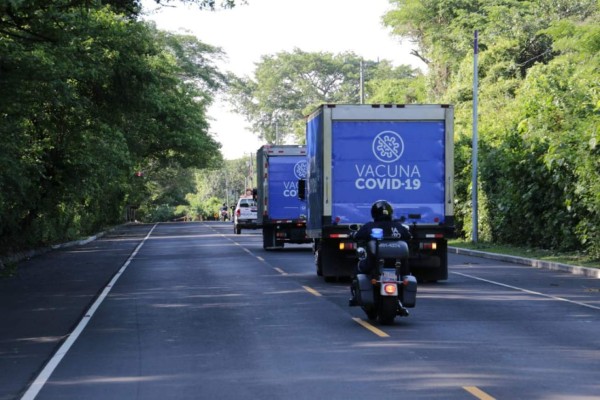 Lágrimas, festejo y abrazos por la llegada de vacunas donadas por El Salvador
