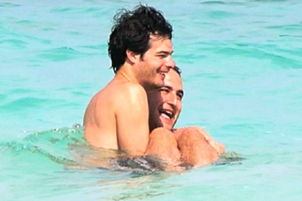 Captan a vocalista de ‘Reik’, nadando muy de cerca de otro hombre