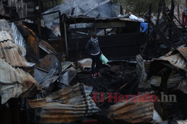Devastada y desolada, así quedó la zona cero del incendio en el barrio La Bolsa