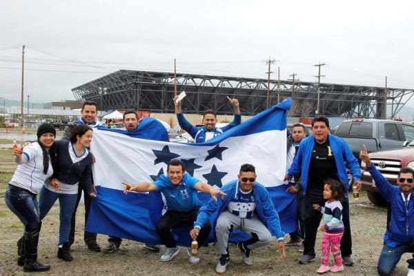 Los aficionados catrachos llegan a gritar por la Selección de Honduras