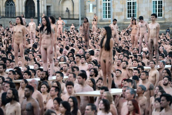 Más de seis mil colombianos se desnudan para Spencer Tunick