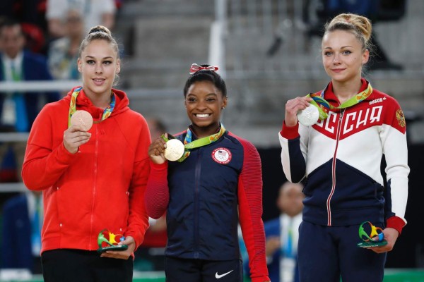 Simone Biles vence prueba olímpica de salto y suma su tercer oro en Rio