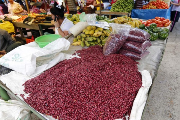 Huevos bajan de precio en Feria del Agricultor