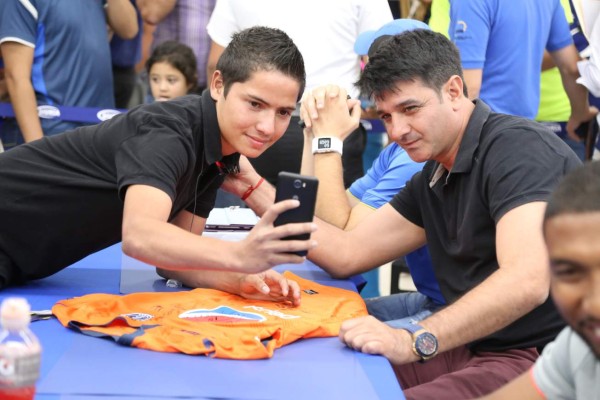 Motagua lució la Copa 14 en Diunsa