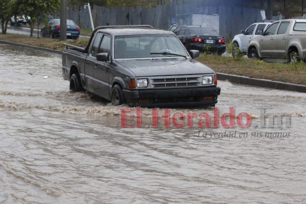 FOTOS: Lluvia sorprende a capitalinos y deja anegadas varias calles