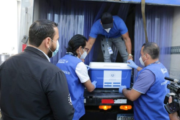 Lágrimas, festejo y abrazos por la llegada de vacunas donadas por El Salvador