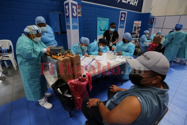 FOTOS: Tercer día consecutivo de inmensas filas por jornada de vacunación en la capital