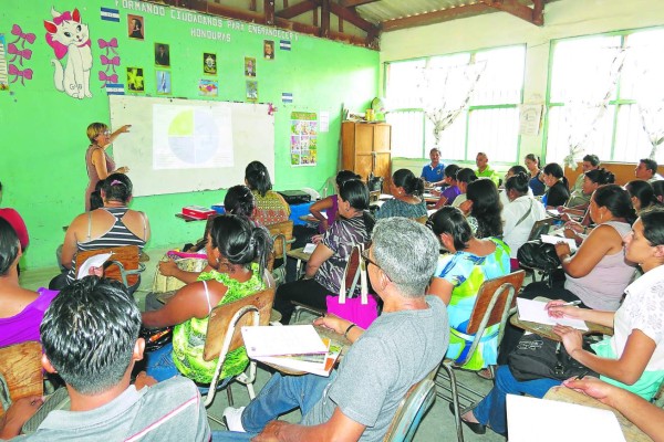 Docentes concursan por 224 plazas de trabajo en Comayagua