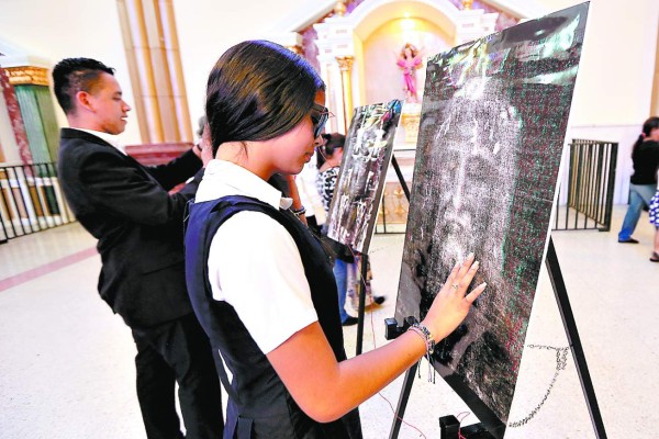 Capitalinos se dejan cobijar por la Sábana Santa