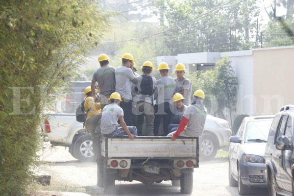 Por aire y tierra combaten el incendio en El Hatillo