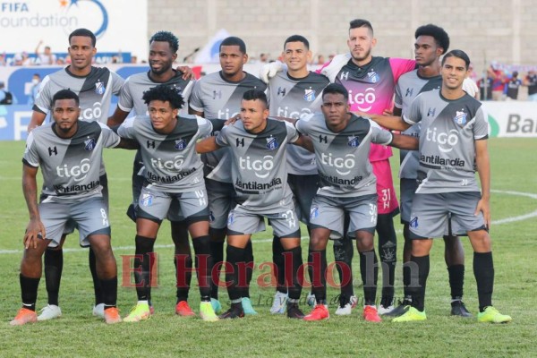 Festejo, consejos a los jugadores y presión por el debut: lo que no se vio en TV del triunfo de Olimpia en Danlí