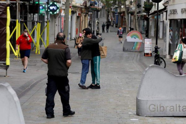 FOTOS: En Gibraltar se despiden de las mascarillas y disfrutan vacunación masiva