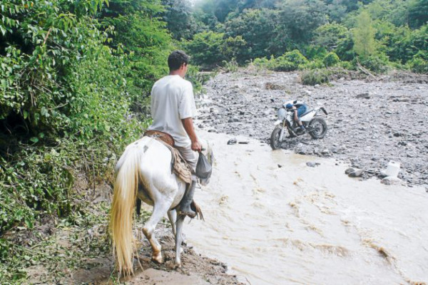 Vecinos de Alauca amenazados por la potencia del río Guasure