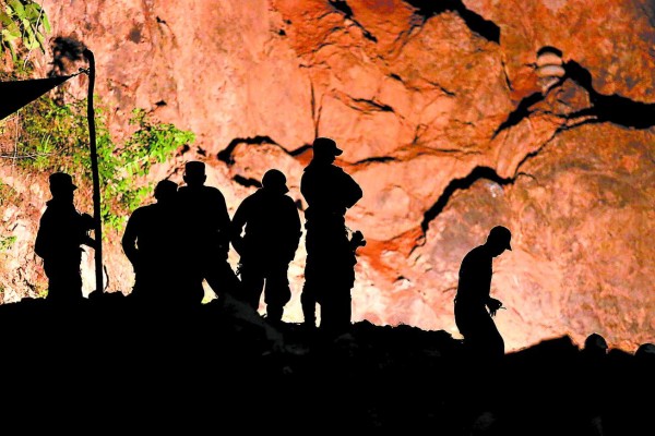 Exhaustiva y angustiosa labor de cuerpos de socorro
