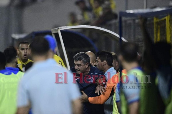 FOTOS: La ira de Diego Vazquez tras ataques de fanáticos aurinegros