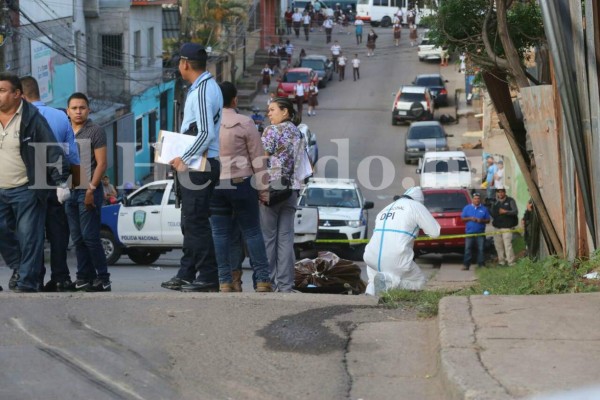 Dejan otro cuerpo ensabanado cerca de un colegio de la capital de Honduras