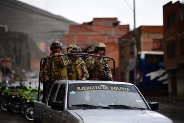 FOTOS: Calles de Bolivia amanecieron militarizadas tras salida de Evo Morales