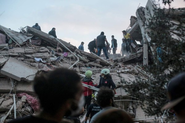 Angustia y desesperación: el rescate de personas atrapadas tras terremoto en Turquía