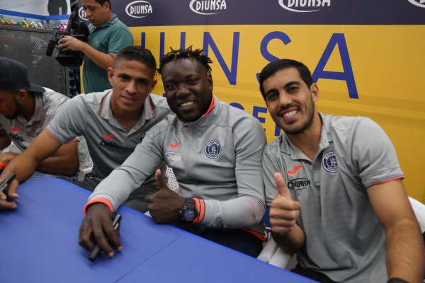 Motagua lució la Copa 14 en Diunsa