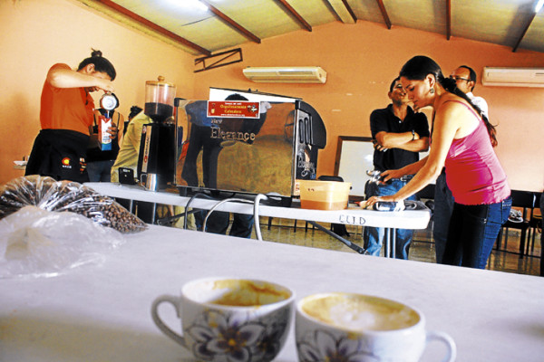 Brindan taller para preparar bebidas a base de café