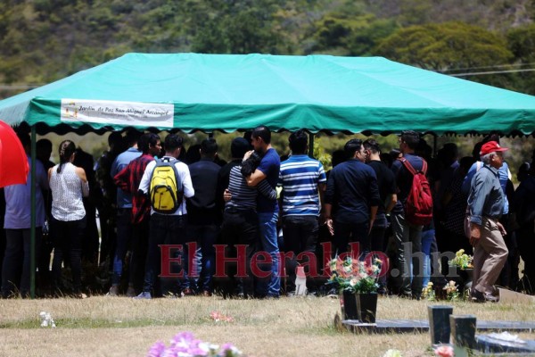 FOTOS: Emotivo adiós a universitario que murió en asalto en la Kennedy