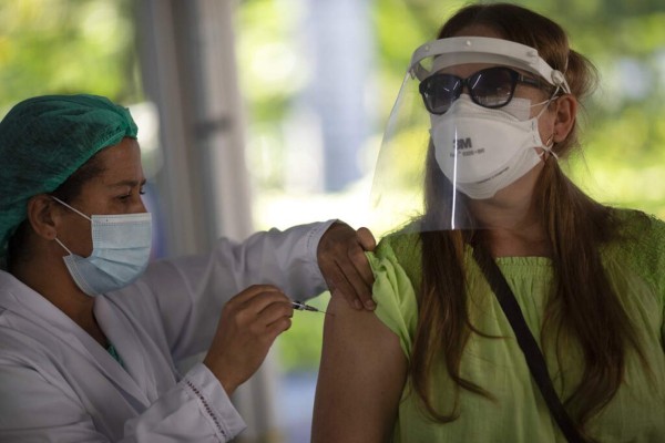 ¿Por qué las personas vacunadas con dos dosis siguen muriendo por covid-19?