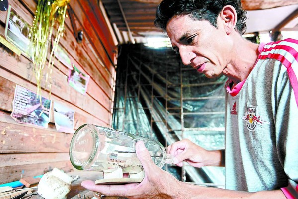 El artesano de los mágicos barcos en botella