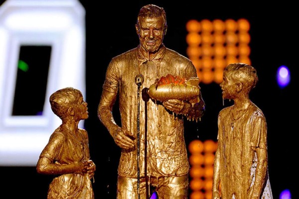 Bañan a David Beckham de oro en premios
