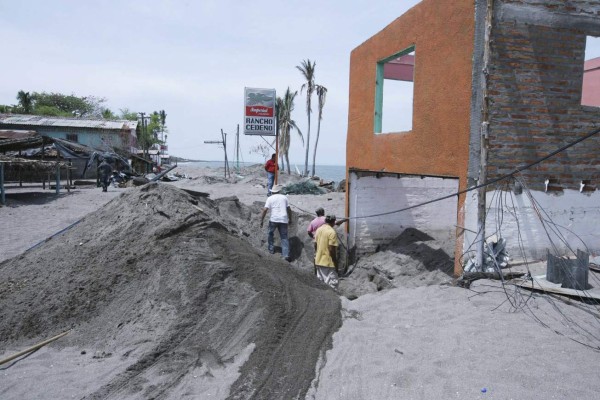 Continúa retiro de escombros en las playas de Marcovia