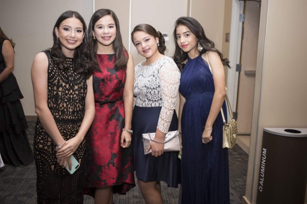 Camila celebró sus quince años entre abrazos y buenos deseos