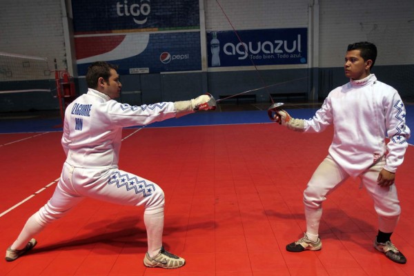 Los esgrimista ya empuñan sus armas