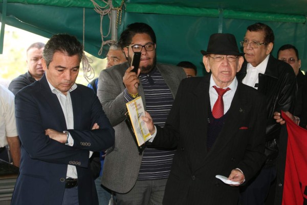 Sentida despedida de familia y amigos al poeta José Adán Castelar