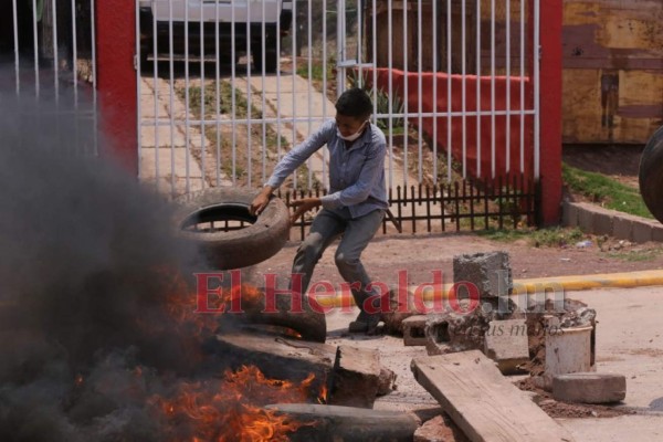 Disturbios en La Era: vecinos se oponen a entierros por miedo al Covid-19 (FOTOS)