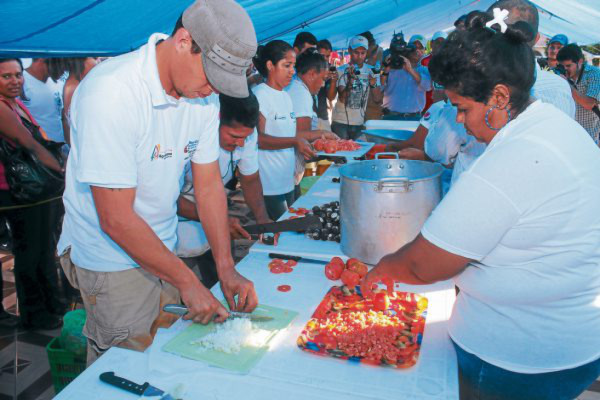 Elaboran el coctel más grande del mundo en Honduras