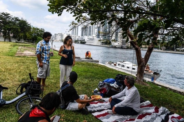 FOTOS: El calvario de dos trotamudos varados en Florida por el Covid-19