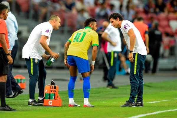 Singapur.- El delantero de Brasil Neymar (C) abandona el campo durante un partido amistoso de fútbol internacional entre Brasil y Nigeria en el Estadio Nacional de Singapur el 13 de octubre de 2019. / AFP / Roslan RAHMAN