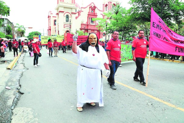Obreros claman no más despidos en sector público