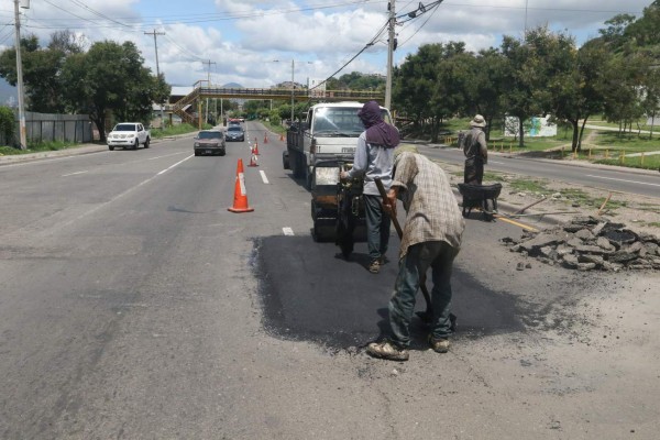 Cuadrillas de bacheo comienzan a reparar el bulevar FF AA