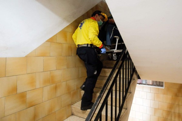Desde balcones, hospitales y sus apretados espacios, españoles se aferran a la esperanza (FOTOS)