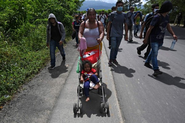Bajo la lluvia, con niños y expuestos al covid-19, caravana migrante avanza hacia Guatemala