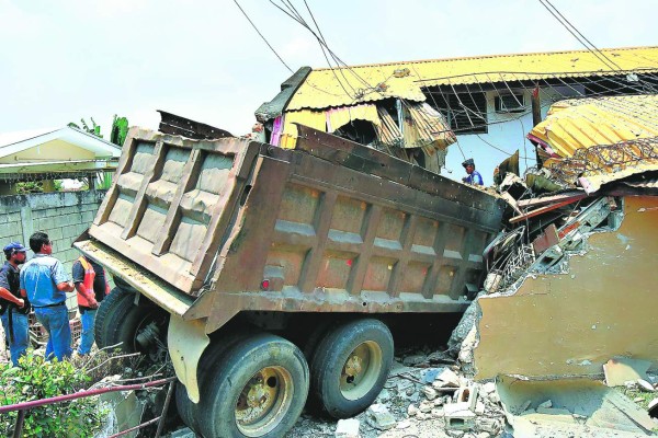 Exedil se salva de morir al estrellarse una volqueta en su bufete en San Pedro Sula