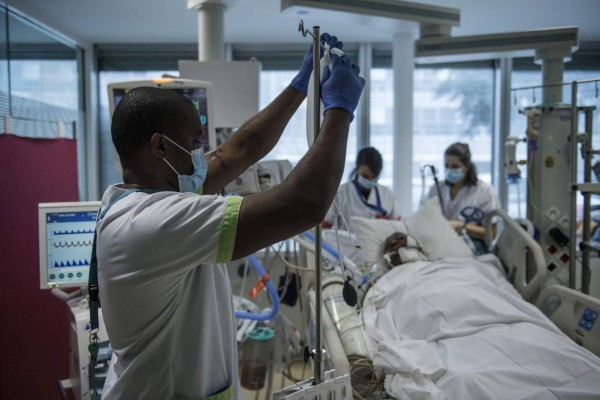 Con amenaza de ómicron y nuevas restricciones, el mundo llega a su segunda Navidad en pandemia  