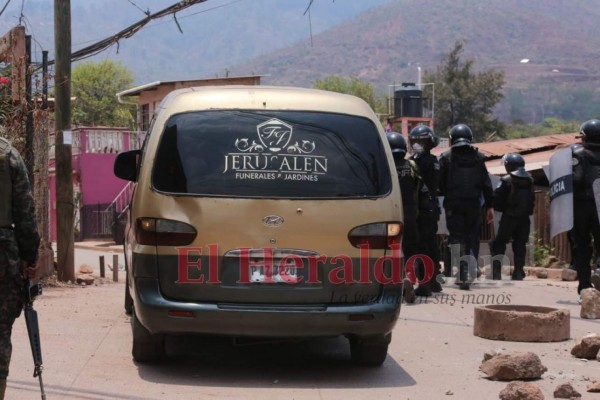 Disturbios en La Era: vecinos se oponen a entierros por miedo al Covid-19 (FOTOS)